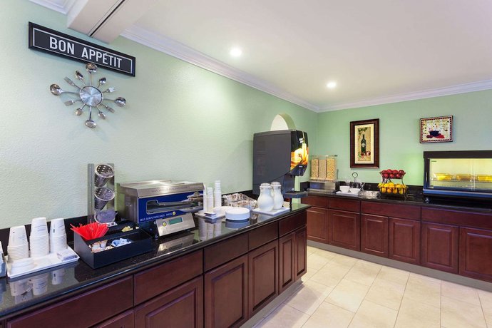 Imagen del bar/restaurante del Hotel Travelodge By Wyndham Orange County Airport/ Costa Mesa. Foto 2