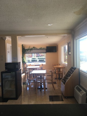 Imagen de los interiores del Hotel Travelodge By Wyndham Orangeburg. Foto 19