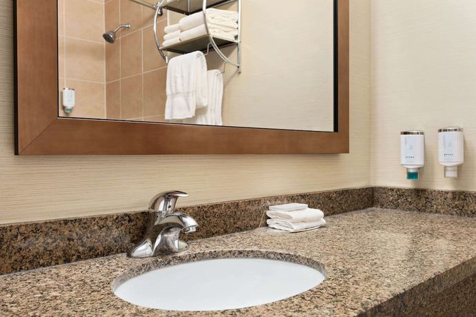 Imagen de la habitación del Hotel Travelodge By Wyndham Oshawa Whitby. Foto 7