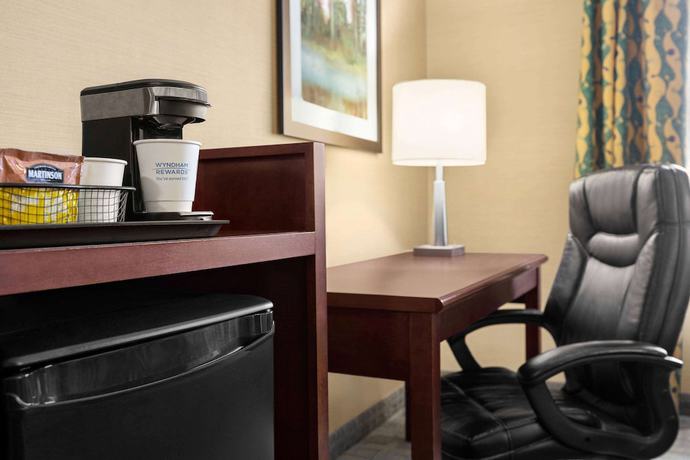 Imagen de la habitación del Hotel Travelodge By Wyndham Oshawa Whitby. Foto 9