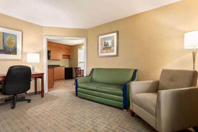 Imagen de la habitación del Hotel Travelodge By Wyndham Oshawa Whitby. Foto 11
