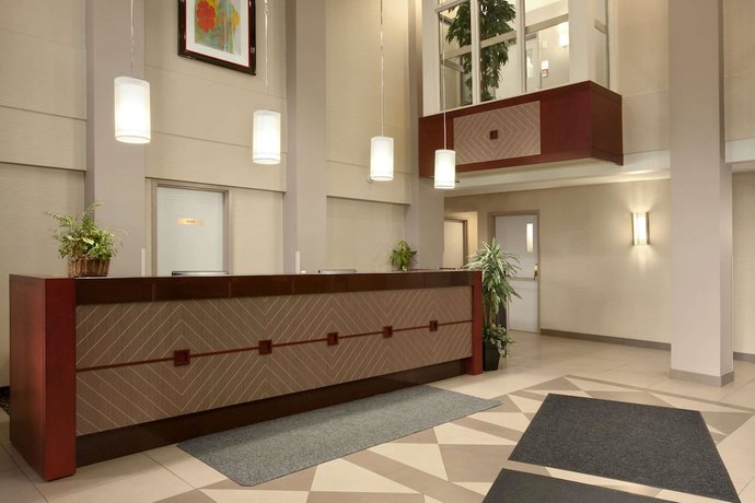 Imagen de los interiores del Hotel Travelodge By Wyndham Oshawa Whitby. Foto 17