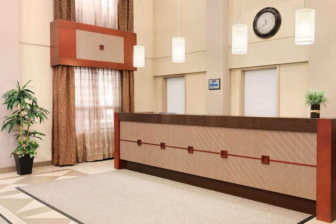 Imagen de los interiores del Hotel Travelodge By Wyndham Oshawa Whitby. Foto 20