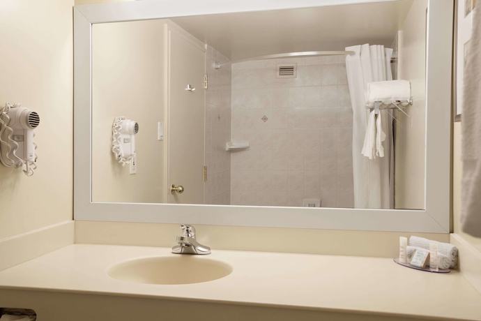 Imagen de la habitación del Hotel Travelodge By Wyndham Ottawa West. Foto 12