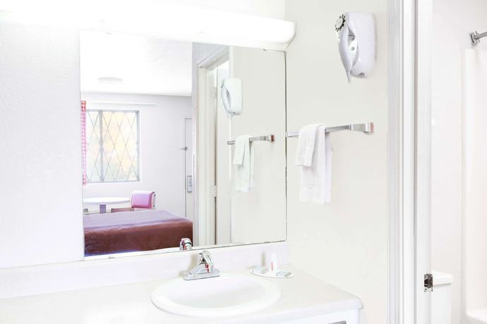 Imagen de la habitación del Hotel Travelodge By Wyndham Parkersburg. Foto 4