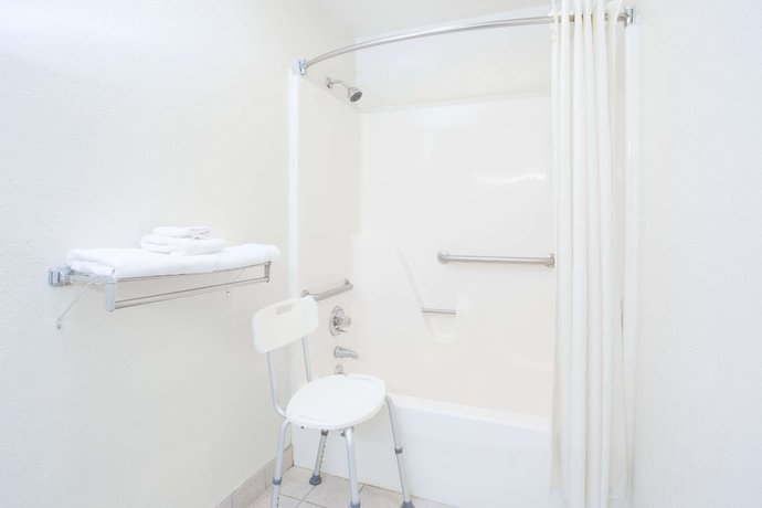 Imagen de la habitación del Hotel Travelodge By Wyndham Parkersburg. Foto 7