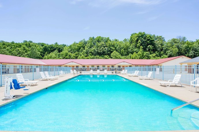 Imagen de la piscina del Hotel Travelodge By Wyndham Parkersburg. Foto 10
