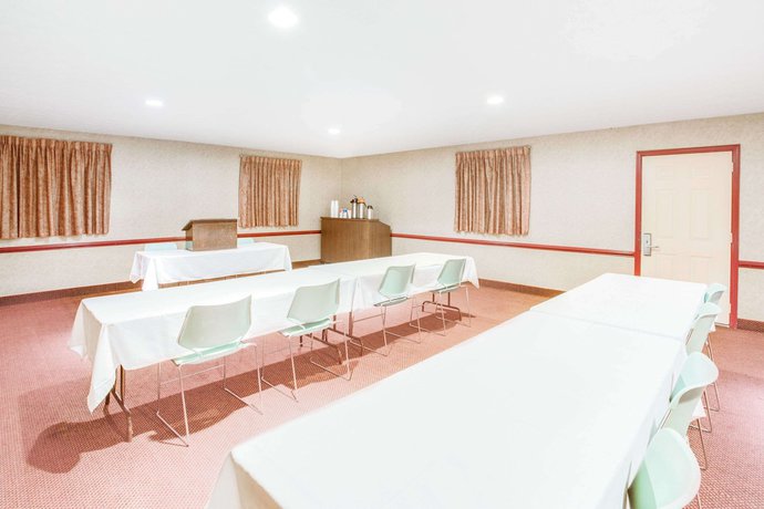 Imagen de los interiores del Hotel Travelodge By Wyndham Parkersburg. Foto 9