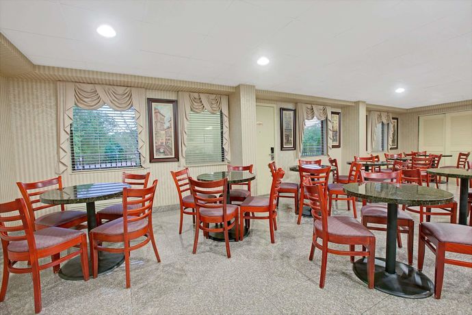 Imagen del bar/restaurante del Hotel Travelodge By Wyndham Parsippany. Foto 2