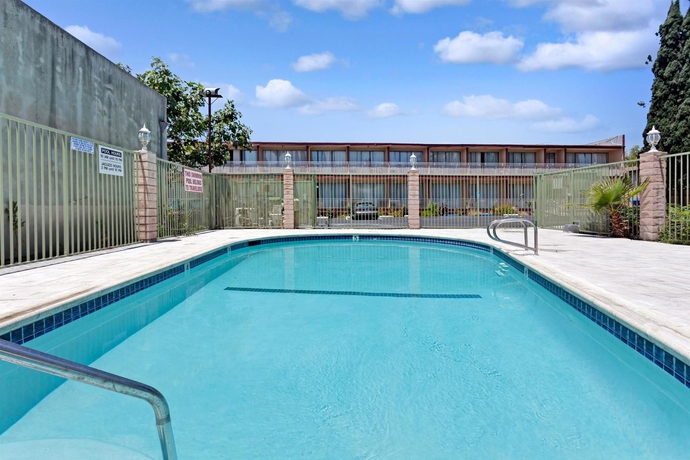 Imagen de la piscina del Hotel Travelodge By Wyndham Pasadena Central. Foto 16