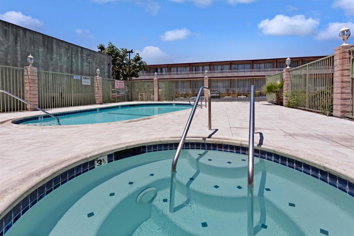 Imagen de los exteriores del Hotel Travelodge By Wyndham Pasadena Central. Foto 14