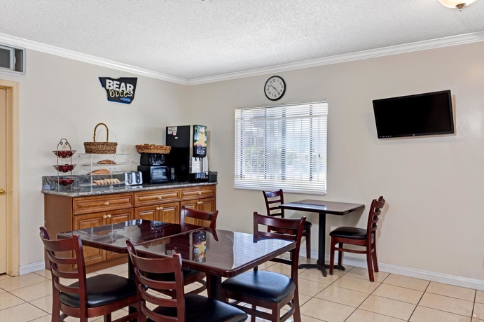 Imagen del bar/restaurante del Hotel Travelodge By Wyndham Pasadena Central. Foto 3