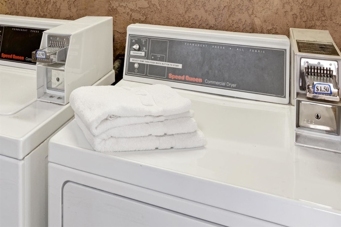 Imagen de los interiores del Hotel Travelodge By Wyndham Pasadena Central. Foto 15