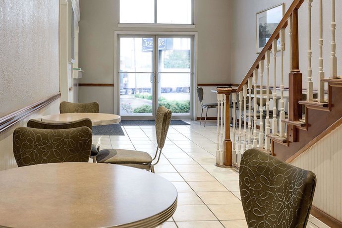 Imagen de los interiores del Hotel Travelodge By Wyndham Pelham Birmingham. Foto 9