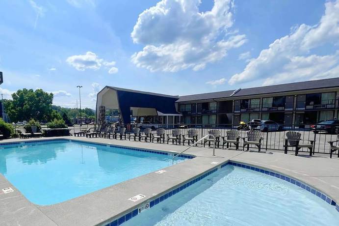 Imagen de la piscina del Hotel Travelodge By Wyndham Pigeon Forge Dollywood Lane. Foto 20