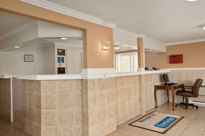 Imagen de los interiores del Hotel Travelodge By Wyndham Port Of Tacoma Wa. Foto 10