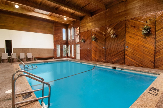 Imagen de la piscina del Hotel Travelodge By Wyndham Quesnel. Foto 11