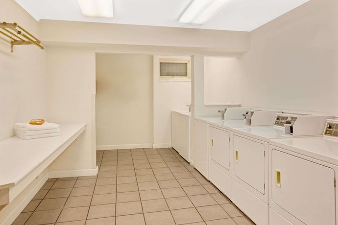 Imagen de los interiores del Hotel Travelodge By Wyndham Rapid City. Foto 12