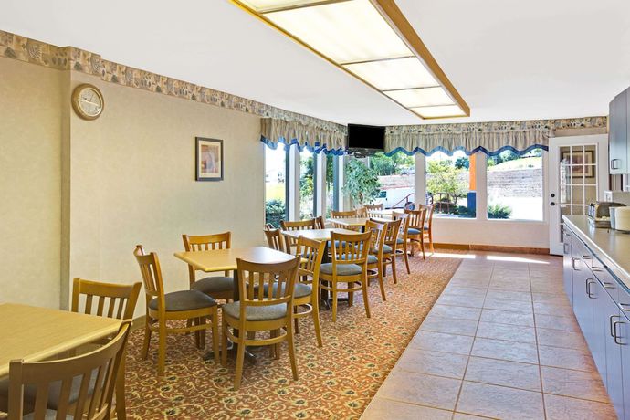 Imagen del bar/restaurante del Hotel Travelodge By Wyndham Rapid City. Foto 3