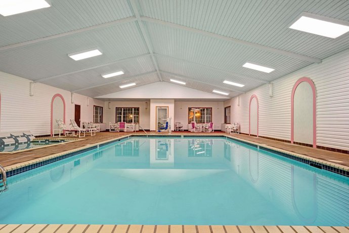 Imagen de la piscina del Hotel Travelodge By Wyndham Red Wing. Foto 14