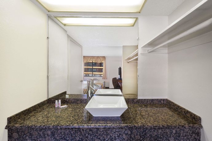 Imagen de la habitación del Hotel Travelodge By Wyndham Reno Downtown. Foto 8