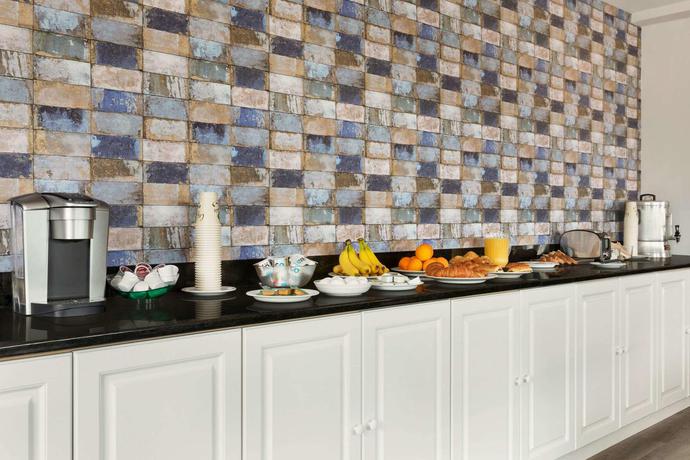 Imagen del bar/restaurante del Hotel Travelodge By Wyndham Rigaud. Foto 5