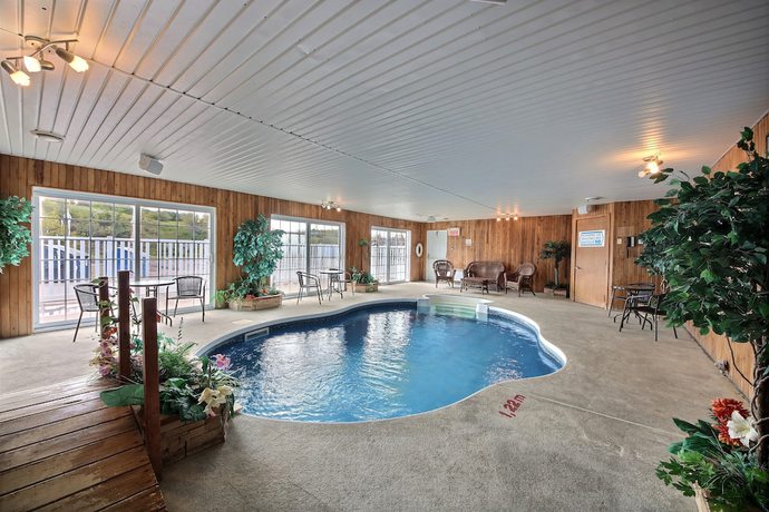 Imagen de la piscina del Hotel Travelodge By Wyndham Roberval. Foto 19