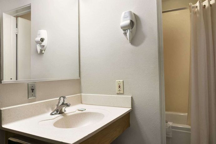 Imagen de la habitación del Hotel Travelodge By Wyndham Romulus Detroit Airport. Foto 10