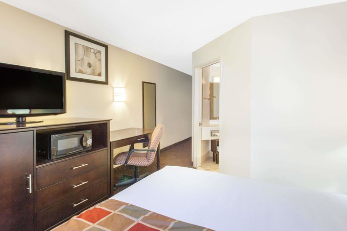 Imagen de la habitación del Hotel Travelodge By Wyndham Romulus Detroit Airport. Foto 15