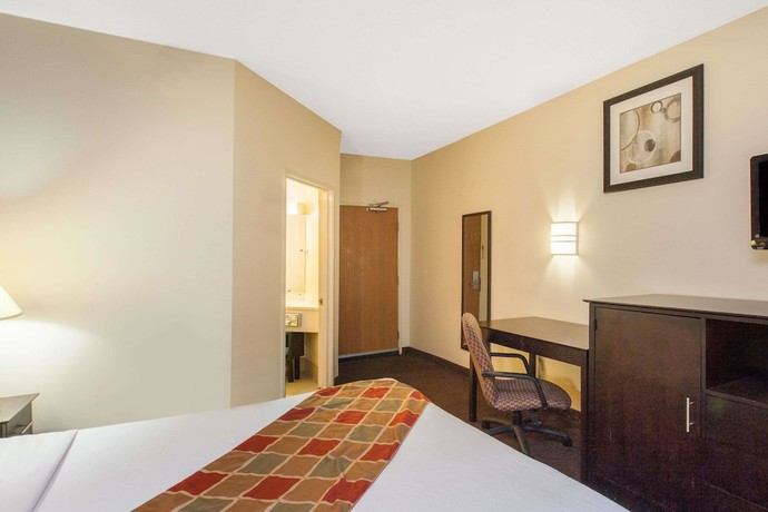 Imagen de la habitación del Hotel Travelodge By Wyndham Romulus Detroit Airport. Foto 18