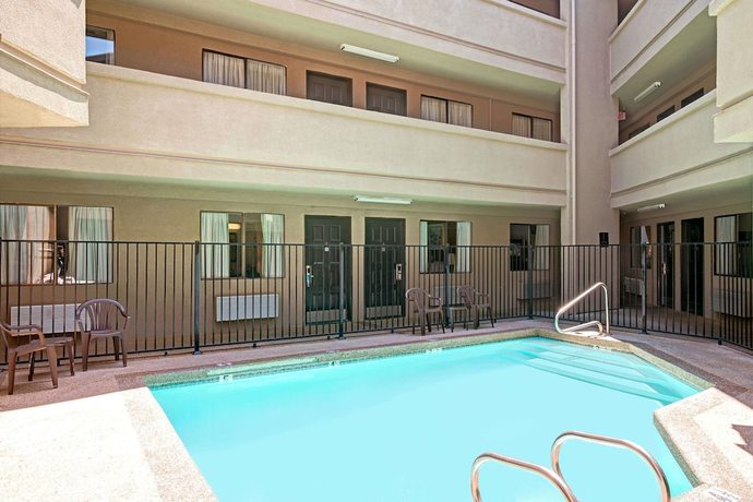 Imagen de la piscina del Hotel Travelodge By Wyndham Sacramento / Rancho Cordova. Foto 16