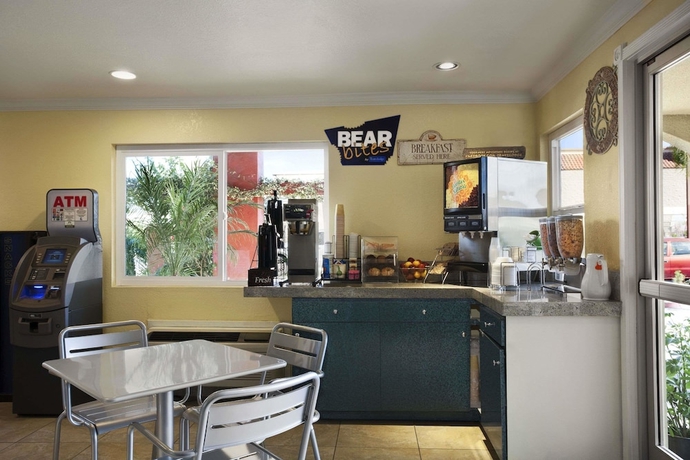 Imagen del bar/restaurante del Hotel Travelodge By Wyndham San Diego Downtown Convention Center. Foto 3
