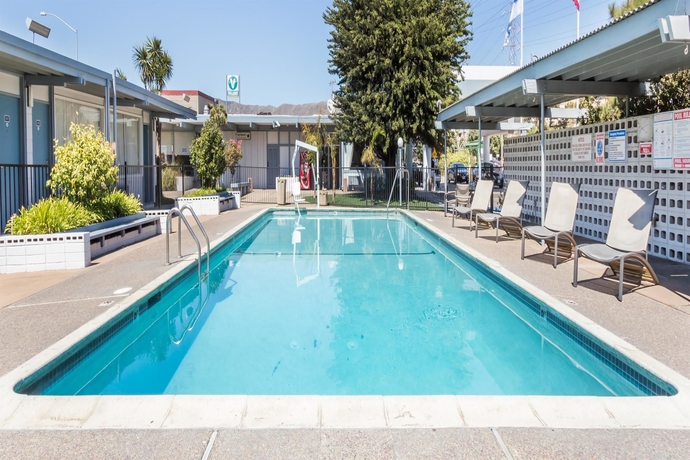 Imagen de la piscina del Hotel Travelodge By Wyndham San Francisco Airport North. Foto 16