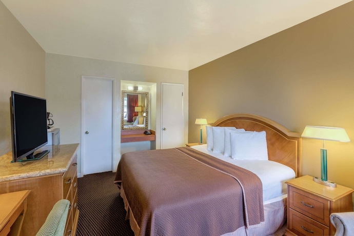 Imagen de la habitación del Hotel Travelodge By Wyndham Santa Rosa Wine Country. Foto 12