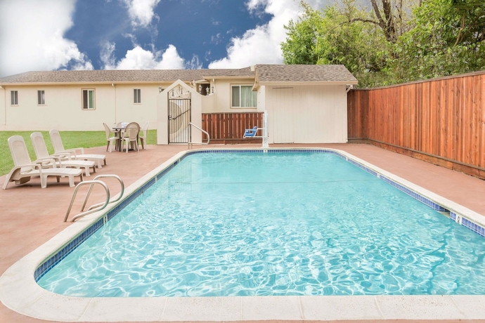 Imagen de la piscina del Hotel Travelodge By Wyndham Santa Rosa Wine Country. Foto 15