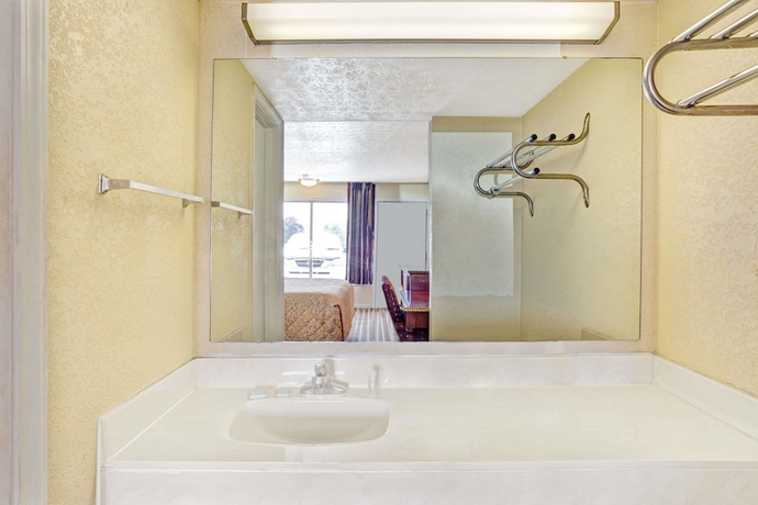 Imagen de la habitación del Hotel Travelodge By Wyndham Sellersburg/ Louisville North. Foto 7