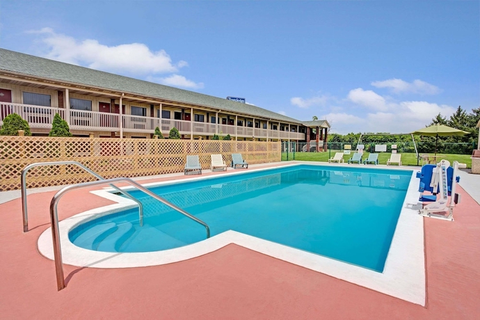 Imagen de la piscina del Hotel Travelodge By Wyndham Sellersburg/ Louisville North. Foto 15