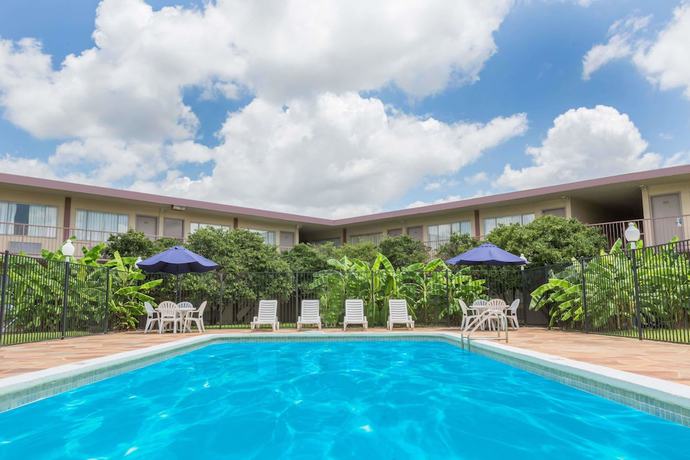 Imagen de la piscina del Hotel Travelodge By Wyndham Shreveport La. Foto 13