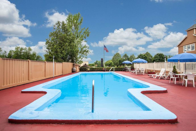 Imagen de la piscina del Hotel Travelodge By Wyndham South Burlington. Foto 14