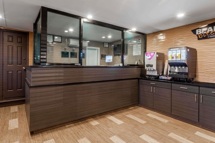 Imagen de los interiores del Hotel Travelodge By Wyndham South Hackensack. Foto 12