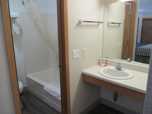 Imagen de la habitación del Hotel Travelodge By Wyndham Spirit Lake/okoboji. Foto 5
