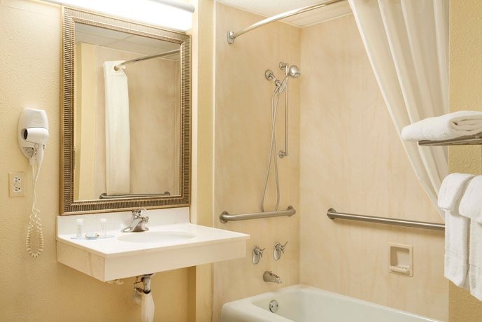 Imagen de la habitación del Hotel Travelodge By Wyndham Sturgis. Foto 6