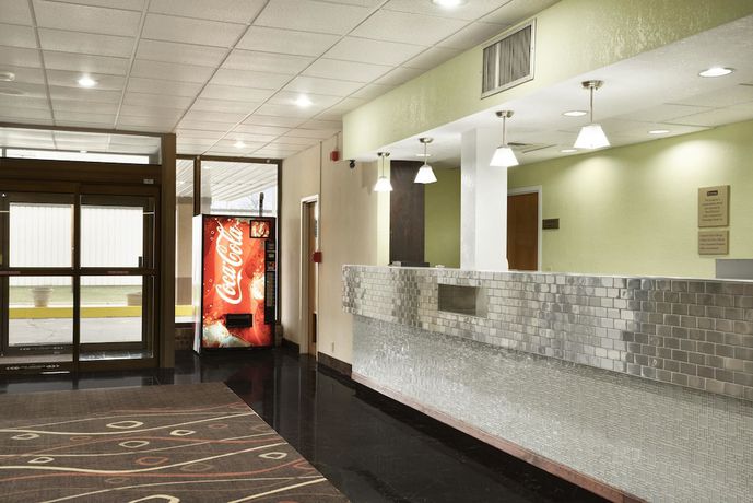 Imagen de los interiores del Hotel Travelodge By Wyndham Sturgis. Foto 9