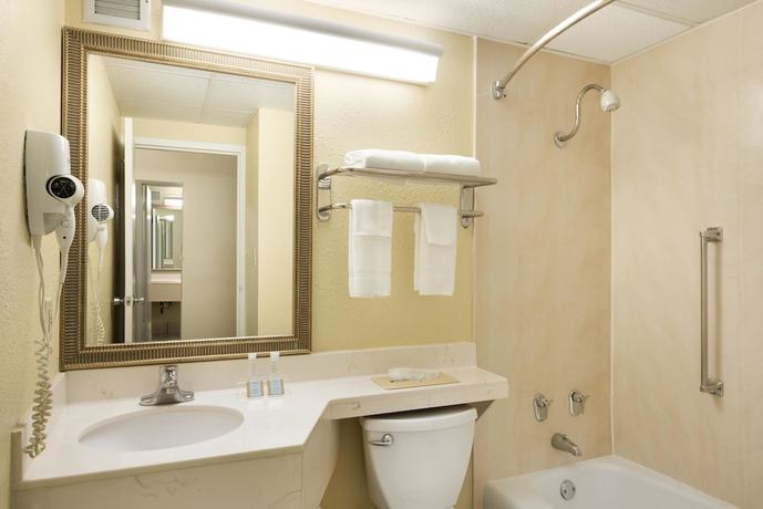 Imagen de la habitación del Hotel Travelodge By Wyndham Sturgis. Foto 8