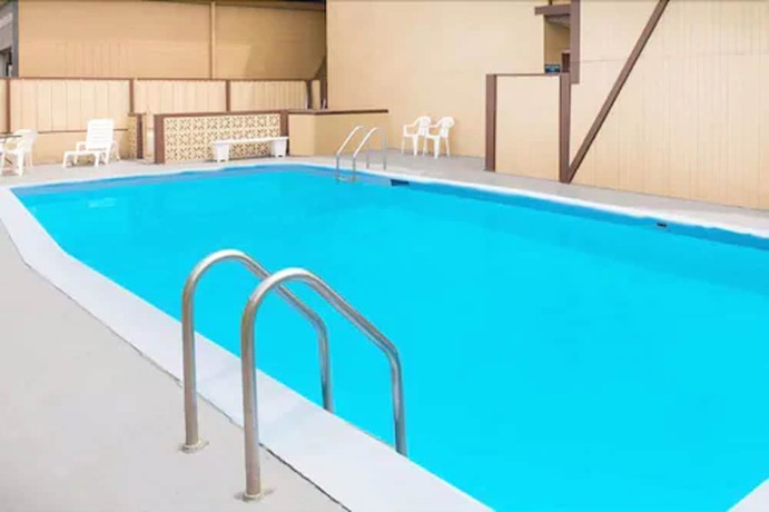 Imagen de la piscina del Hotel Travelodge By Wyndham Terre Haute. Foto 9
