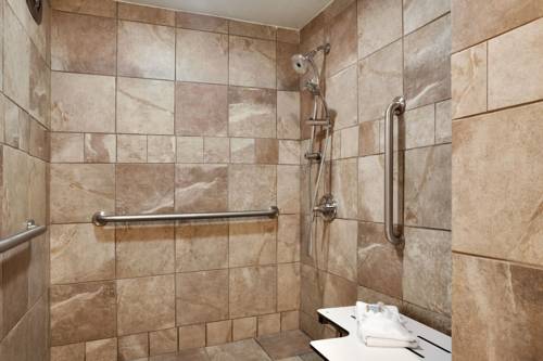 Imagen de la habitación del Hotel Travelodge By Wyndham Traverse City Mi. Foto 14
