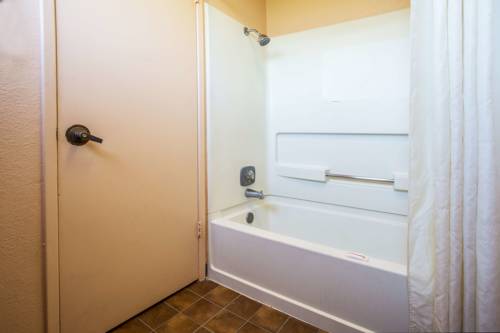 Imagen de la habitación del Hotel Travelodge By Wyndham Turlock. Foto 7