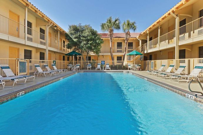 Imagen de la piscina del Hotel Travelodge By Wyndham Tuscaloosa. Foto 9