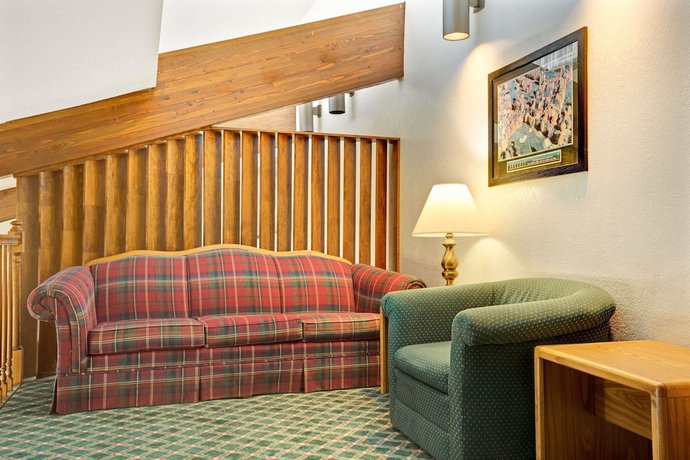 Imagen de los interiores del Hotel Travelodge By Wyndham Valleyfair Shakopee. Foto 10