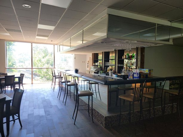 Imagen del bar/restaurante del Hotel Travelodge By Wyndham Water&rsquo;s Edge - Racine. Foto 2
